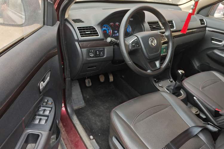 Used Dongfeng Fengon 370 2016 1.5L Manual Luxury Version SFG15-05 7 Seats Driver Seat