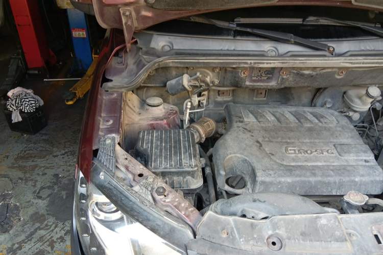 Used Dongfeng Fengon 370 2016 1.5L Manual Luxury 7-Seater Engine Bay Right