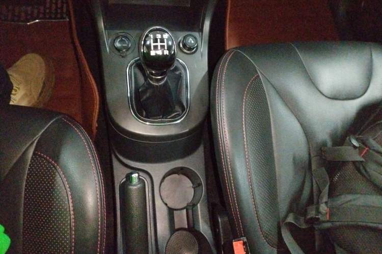 Used Dongfeng Fengon 370 2016 1.5L Manual Luxury 7-Seater Gear Lever