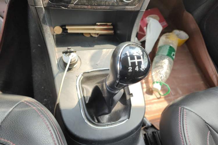 Used Dongfeng Fengon 370 2016 1.5L Manual Luxury 7-Seater Gear Lever