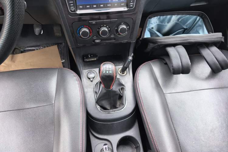 Used Dongfeng Fengon 370 2016 1.5L Manual Elite Home Edition 7-Seater Gear Lever