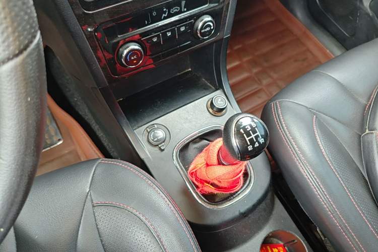 Used Dongfeng Fengon 370 2016 1.5L Manual Luxury 7-Seater Gear Lever