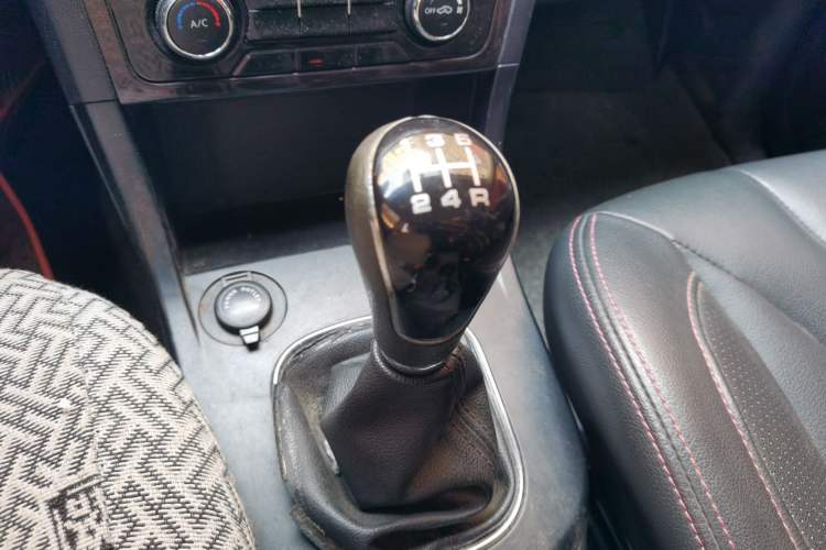 Used Dongfeng Fengon 370 2016 1.5L Manual Luxury 7-Seater Gear Lever