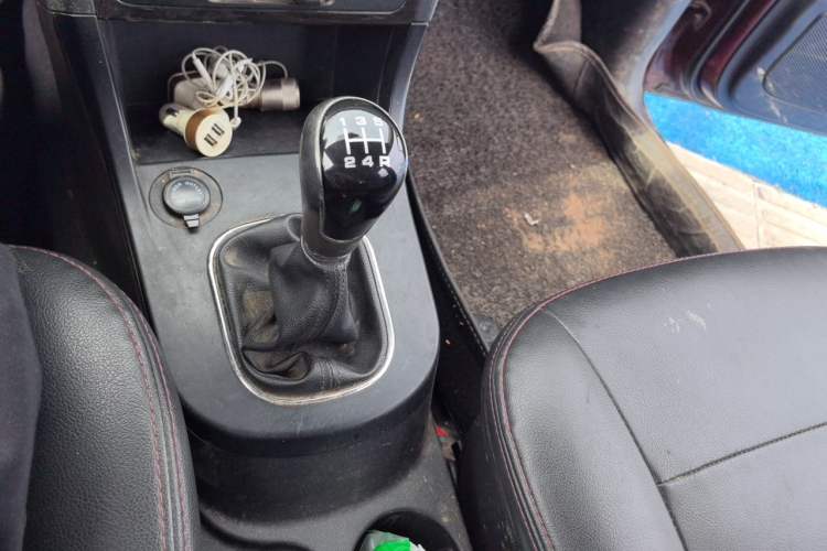 Used Dongfeng Fengon 370 2016 1.5L Manual Elite Home Edition 7-Seater Gear Lever