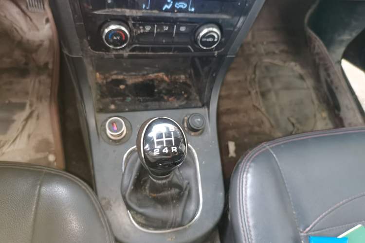 Used Dongfeng Fengon 370 2016 1.5L Manual Luxury 7-Seater Gear Lever