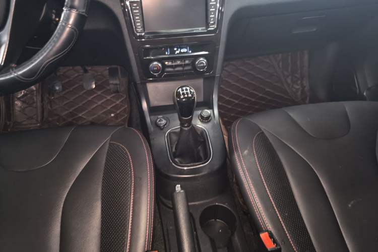 Used Dongfeng Fengon 370 2016 1.5L Manual Luxury 7-Seater Gear Lever