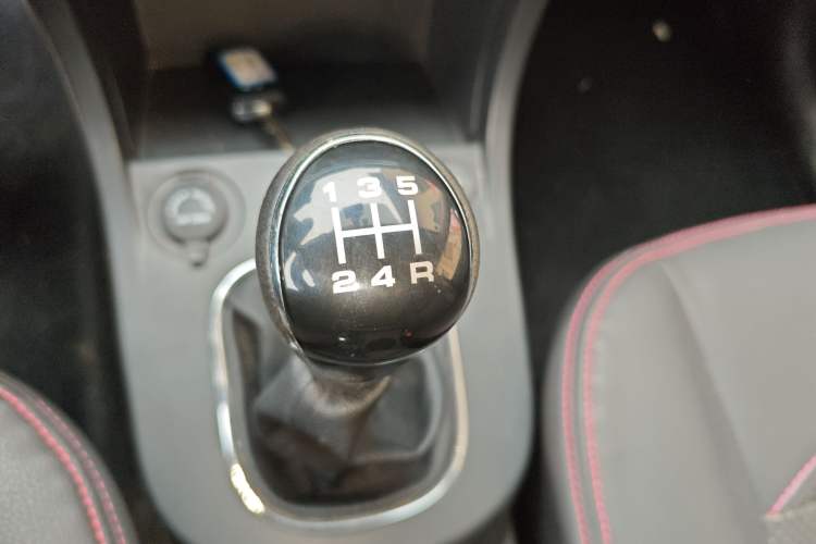 Used Dongfeng Fengon 370 2016 1.5L Manual Luxury Version SFG15-05 7 Seats Gear Lever