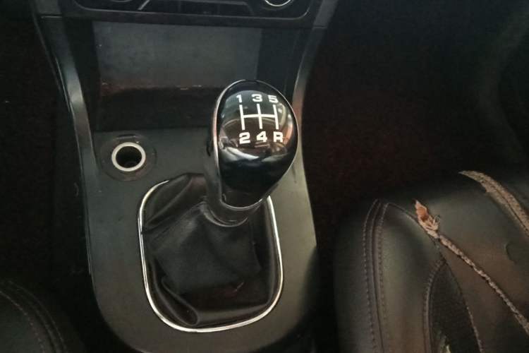 Used Dongfeng Fengon 370 2016 1.5L Manual Luxury 7-Seater Gear Lever