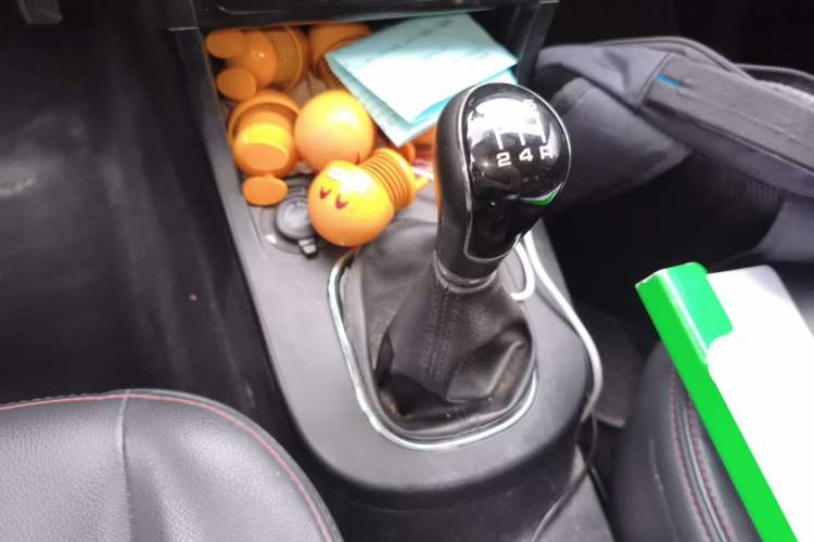 Used Dongfeng Fengon 370 2016 1.5L Manual Elite Home Edition 7-Seater Gear Lever