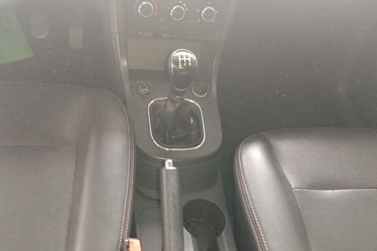 Used Dongfeng Fengon 370 2016 1.5L Manual Elite Home Edition 7-Seater Gear Lever