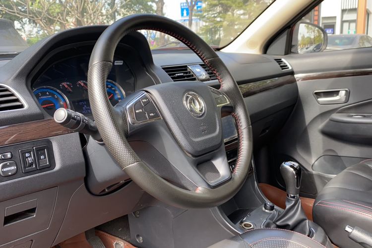 Used Dongfeng Fengon 370 2016 1.5L Manual Luxury 7-Seater Interior 1
