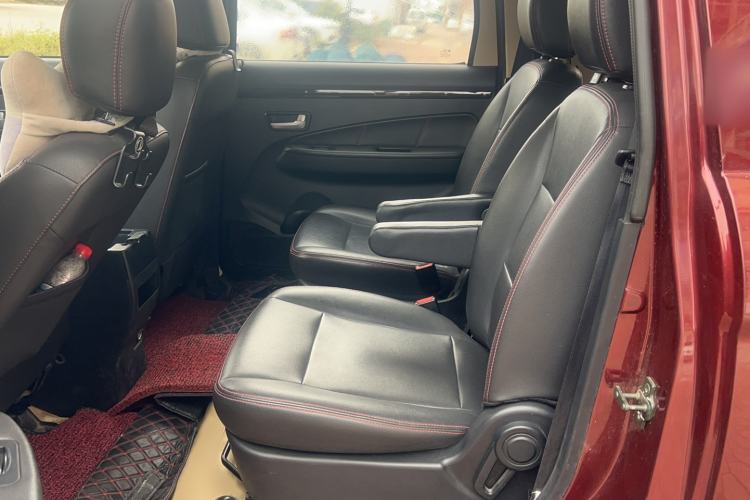 Used Dongfeng Fengon 370 2016 1.5L Manual Elite Home Edition 7-Seater Interior 1