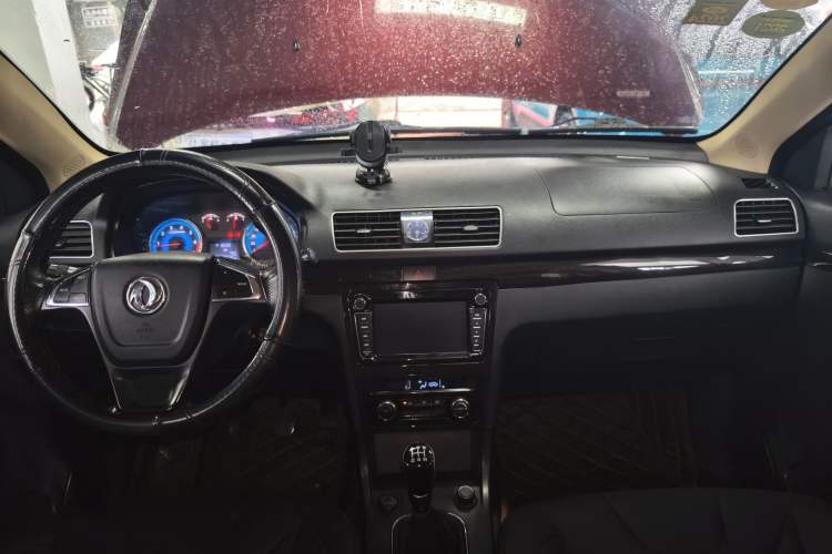 Used Dongfeng Fengon 370 2016 1.5L Manual Luxury 7-Seater Interior 2