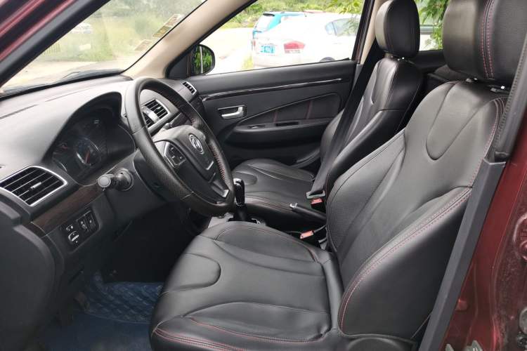 Used Dongfeng Fengon 370 2016 1.5L Manual Luxury 7-Seater Interior 2
