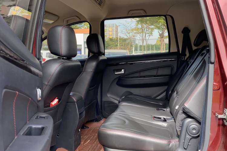 Used Dongfeng Fengon 370 2016 1.5L Manual Luxury 7-Seater Interior 2