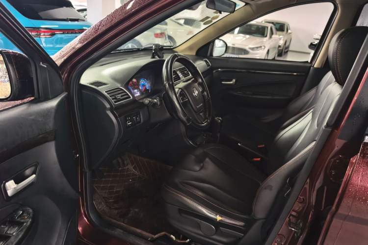 Used Dongfeng Fengon 370 2016 1.5L Manual Luxury 7-Seater Interior 3