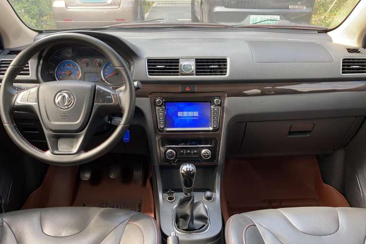Used Dongfeng Fengon 370 2016 1.5L Manual Luxury 7-Seater Interior 3
