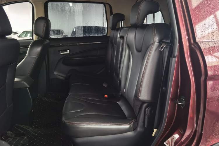 Used Dongfeng Fengon 370 2016 1.5L Manual Luxury 7-Seater Interior 4