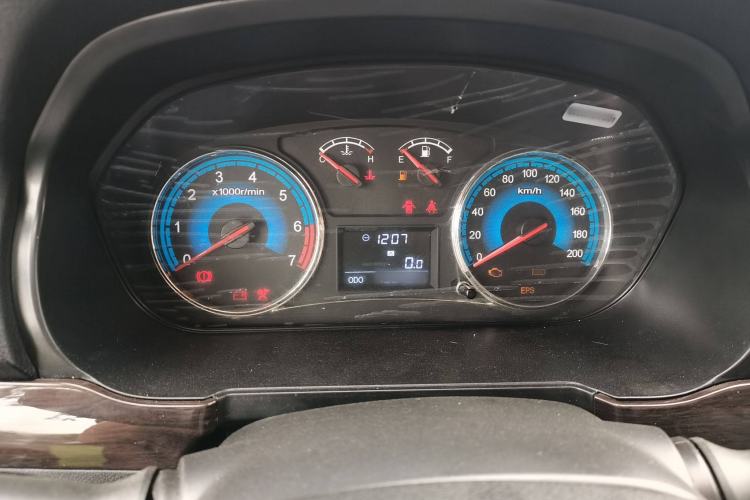 Used Dongfeng Fengon 370 2016 1.5L Manual Luxury 7-Seater Interior 4
