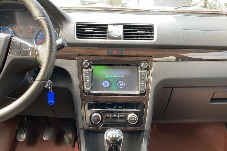 Used Dongfeng Fengon 370 2016 1.5L Manual Luxury 7-Seater Interior 4