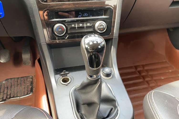 Used Dongfeng Fengon 370 2016 1.5L Manual Luxury 7-Seater Interior 5
