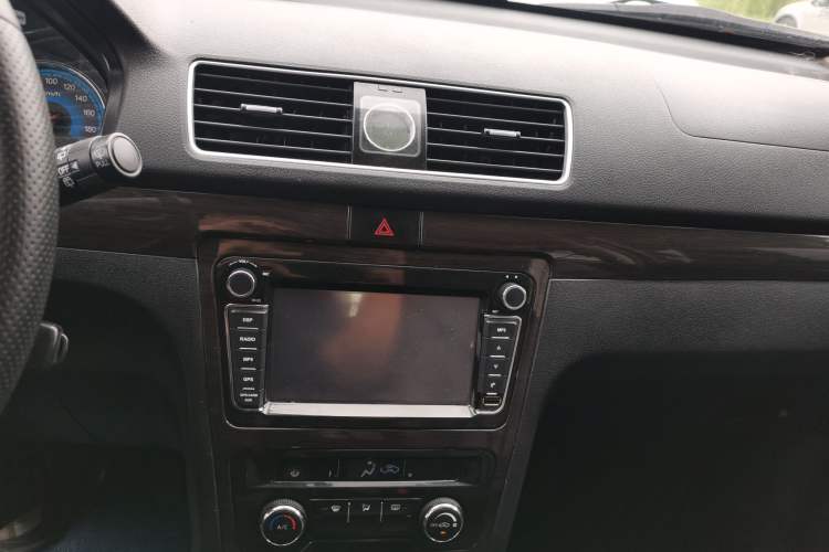 Used Dongfeng Fengon 370 2016 1.5L Manual Luxury 7-Seater Interior 6