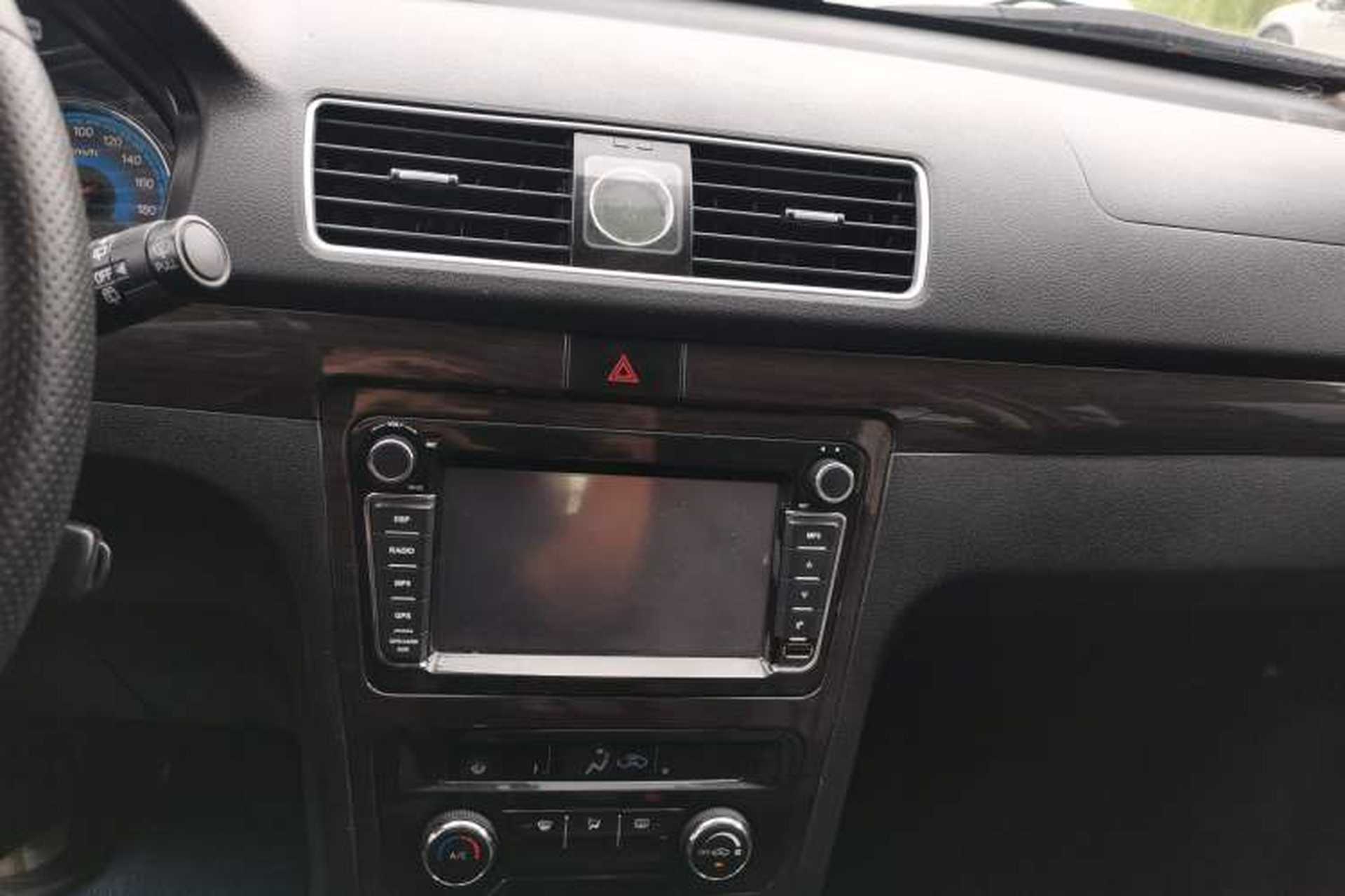 Used Dongfeng Fengon 370 2016 1.5L Manual Luxury 7-Seater Interior 6