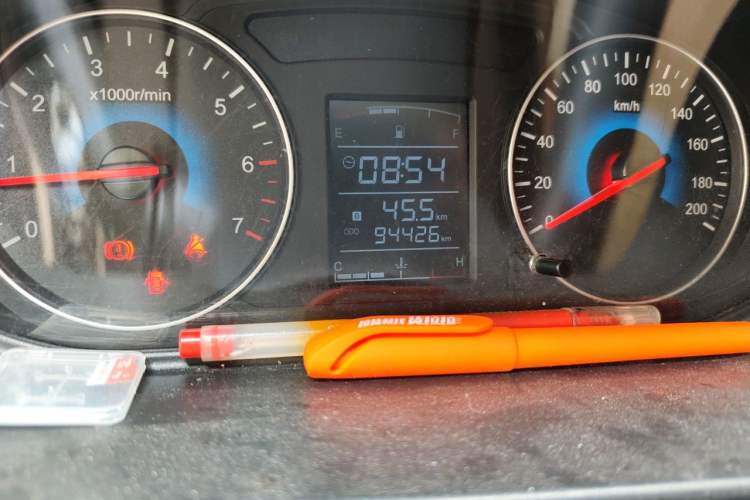 Used Dongfeng Fengon 370 2016 1.5L Manual Standard Edition SFG15-02 7 Seats Odometer Close Up