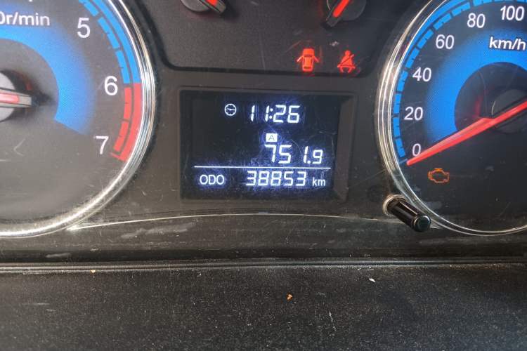 Used Dongfeng Fengon 370 2016 1.5L Manual Elite Travel Edition 7 Seats Odometer Close Up