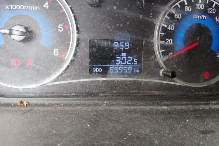 Used Dongfeng Fengon 370 2016 1.3T Manual European Diesel Version 7 Seats Odometer Close Up