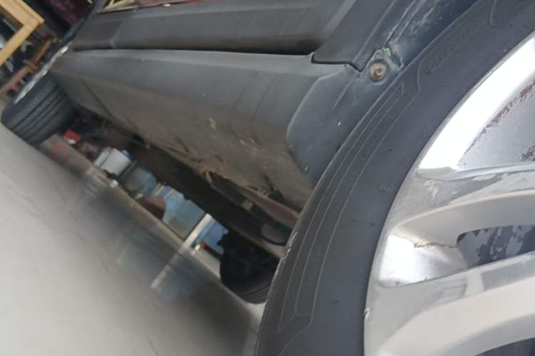 Used Dongfeng Fengon 370 2016 1.5L Manual Elite Home Edition 7-Seater Right Side Sill