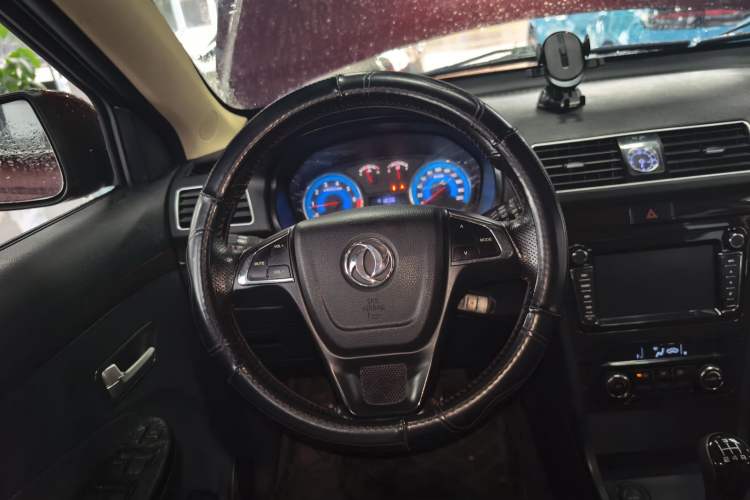 Used Dongfeng Fengon 370 2016 1.5L Manual Luxury 7-Seater Steering Wheel
