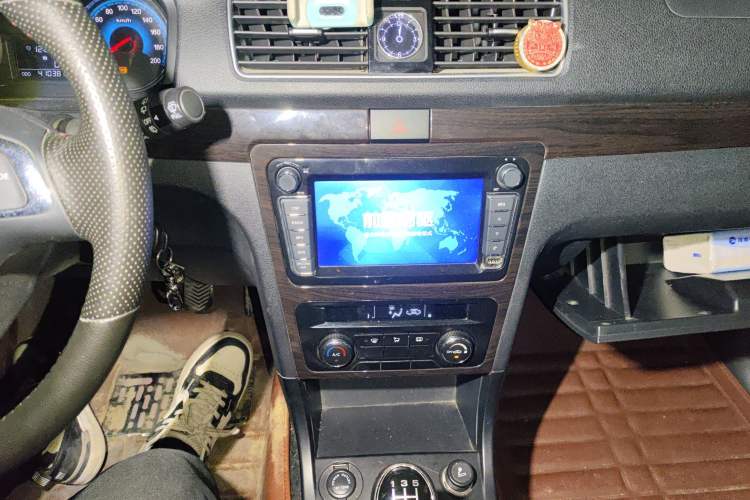 Used Dongfeng Fengon 370 2016 1.5L Manual Luxury Version SFG15-02 7 Seats Audio And AC Panel