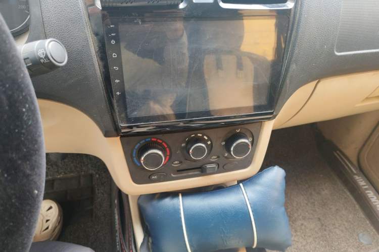 Used Dongfeng Fengon 370 2016 1.5L Manual Comfort 7-Seater Audio And AC Panel