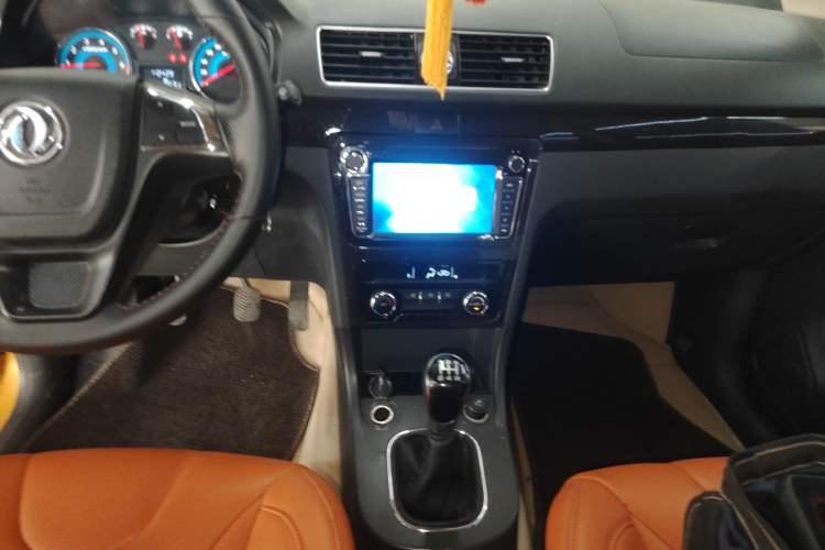 Used Dongfeng Fengon 370 2016 1.5L Manual Luxury Version SFG15-05 7 Seats Audio And AC Panel