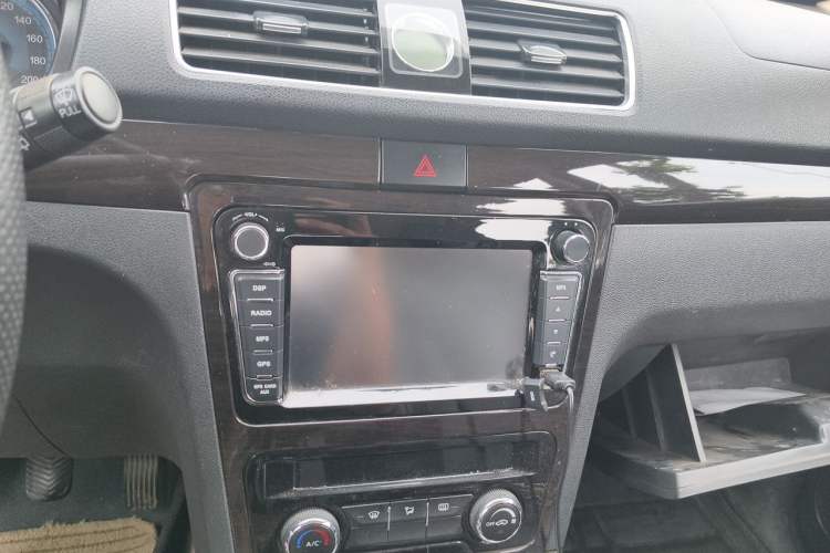 Used Dongfeng Fengon 370 2016 1.5L Manual Luxury Model SFG15-05 5 Seats Audio And AC Panel