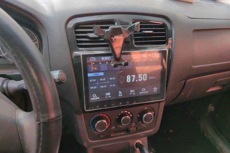 Used Dongfeng Fengon 370 2016 1.5L Manual Standard Model II 7 Seats Audio And AC Panel