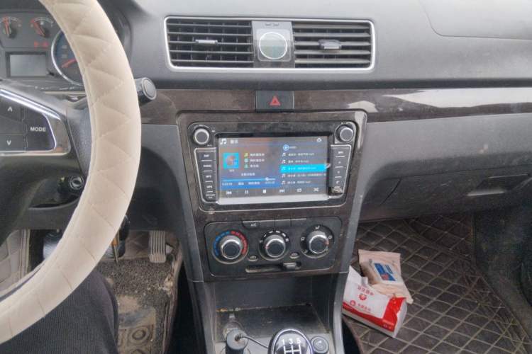 Used Dongfeng Fengon 370 2016 1.5L Manual Elite Home Edition 7-Seater Audio And AC Panel