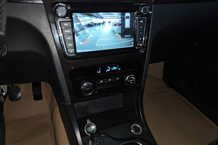 Used Dongfeng Fengon 370 2016 1.5L Manual Elite Home Edition 7-Seater Audio And AC Panel