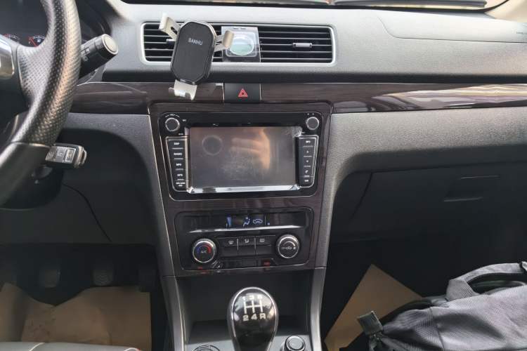 Used Dongfeng Fengon 370 2016 1.5L Manual Luxury 7-Seater Audio And AC Panel