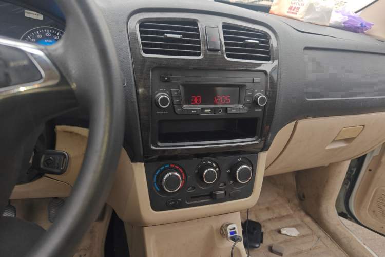 Used Dongfeng Fengon 370 2016 1.5L Manual Standard Edition SFG15-02 5 Seats Audio And AC Panel