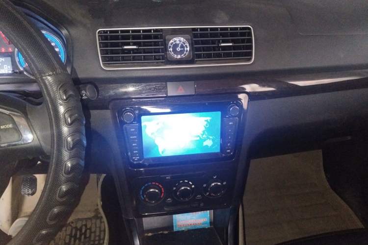 Used Dongfeng Fengon 370 2016 1.5L Manual Luxury Version SFG15-02 7 Seats Audio And AC Panel