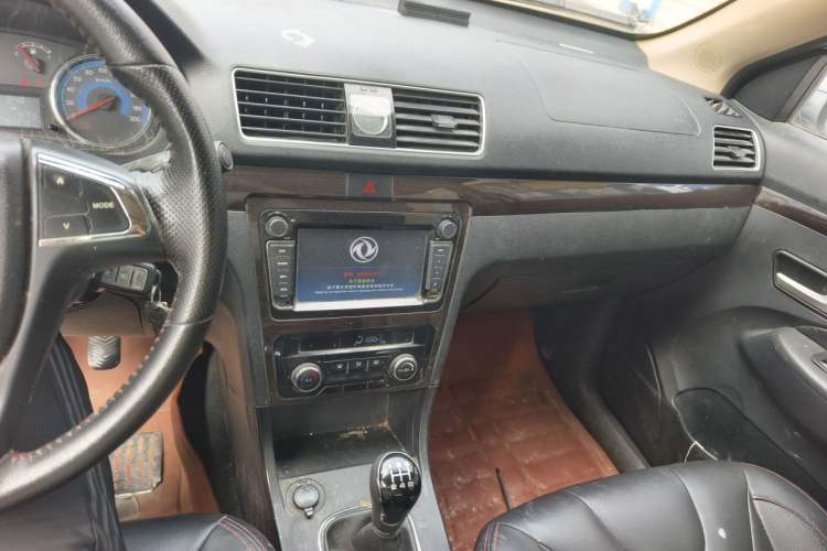 Used Dongfeng Fengon 370 2016 1.5L Manual Elite Home Edition 7-Seater Audio And AC Panel