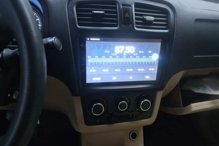 Used Dongfeng Fengon 370 2016 1.5L Manual Comfort 7-Seater Audio And AC Panel