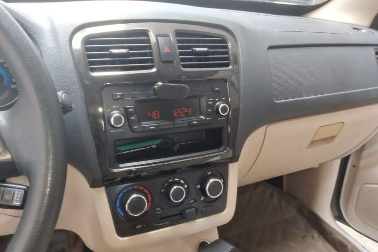 Used Dongfeng Fengon 370 2016 1.5L Manual Standard Edition SFG15-05 7 Seats Audio And AC Panel