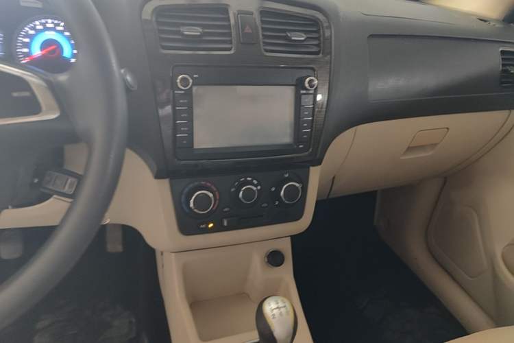 Used Dongfeng Fengon 370 2016 1.5L Manual Comfort 7-Seater Audio And AC Panel