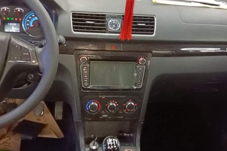 Used Dongfeng Fengon 370 2016 1.5L Manual Elite Home Edition 7-Seater Audio And AC Panel