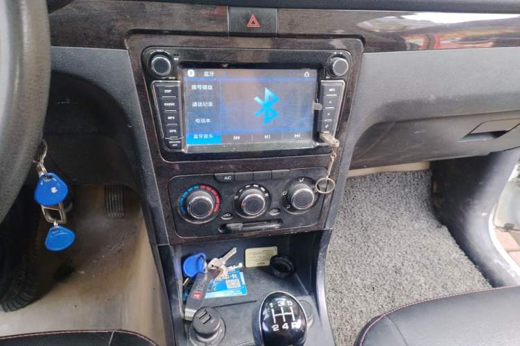 Used Dongfeng Fengon 370 2016 1.5L Manual Elite Home Edition 7-Seater Audio And AC Panel