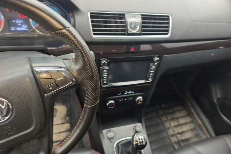 Used Dongfeng Fengon 370 2016 1.5L Manual Luxury 7-Seater Audio And AC Panel