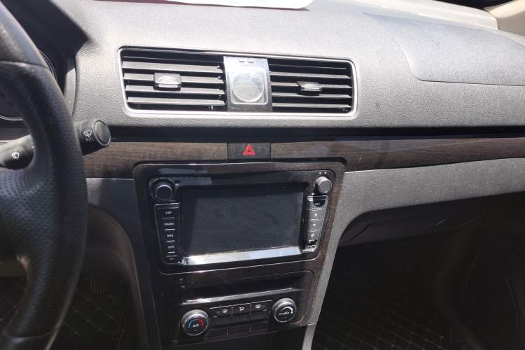 Used Dongfeng Fengon 370 2016 1.5L Manual Luxury Version SFG15-05 7 Seats Audio And AC Panel
